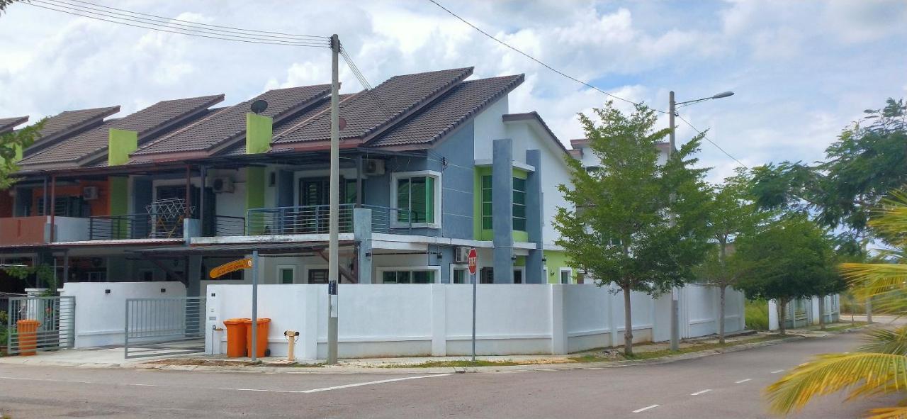 Impianacasa Kluang Homestay Ngoại thất bức ảnh